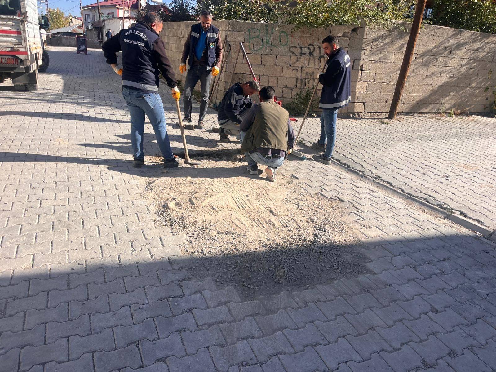 İpekyolu Belediyesi Mahallelerde Yol Çalışmalarını Sürdürüyor