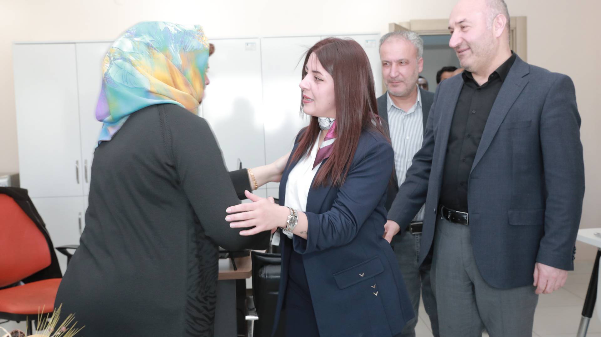 İpekyolu Belediyesi’nde Bayramlaşma: Eşbaşkanlardan Emekçilere Ziyaret