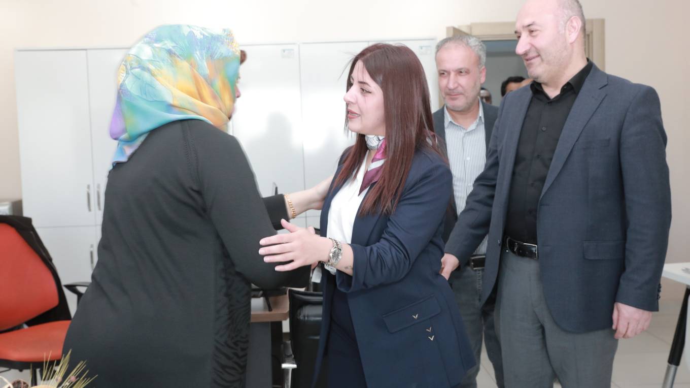 İpekyolu Belediyesi’nde Bayramlaşma: Eşbaşkanlardan Emekçilere Ziyaret