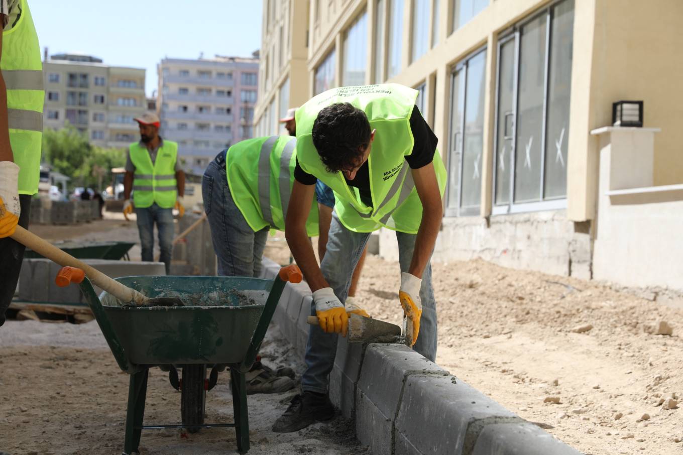 İpekyolu'nda Yol, Asfalt ve Parke Çalışmaları Tüm Hızıyla Sürdürülüyor