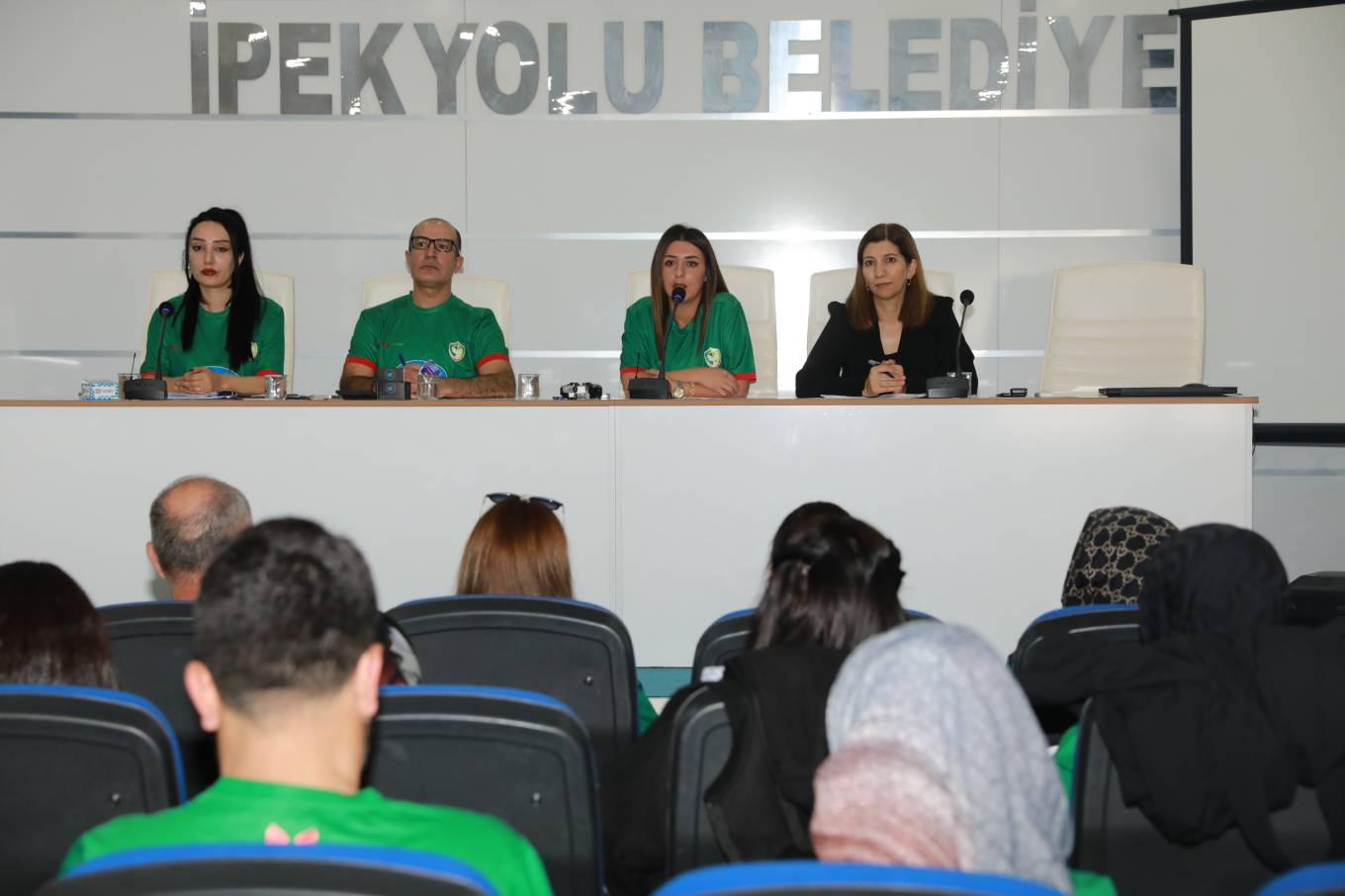 İpekyolu'nda Meclis Toplantısı Kürtçe Desteğiyle Açıldı 