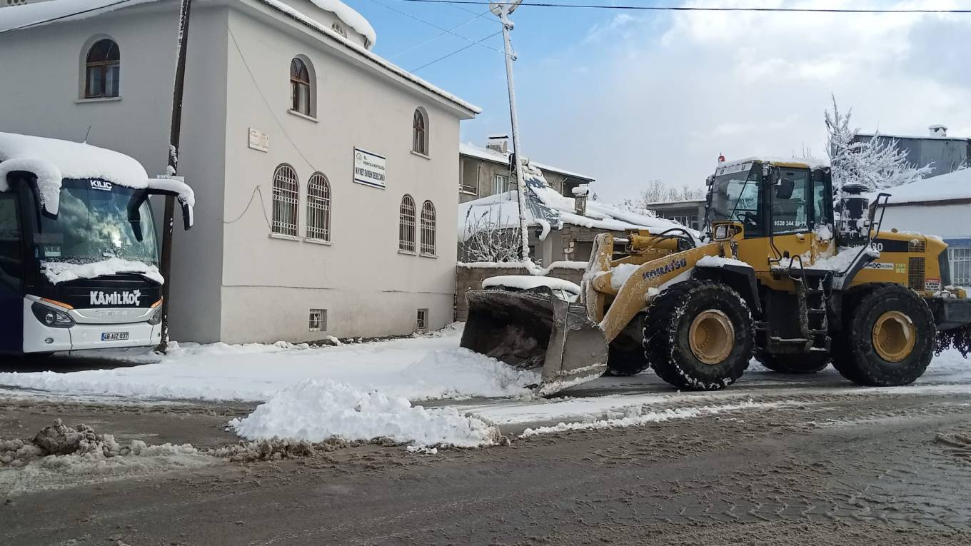 İPEKYOLU BELEDİYESİ KARLA MÜCADELEDE İŞ BAŞINDA