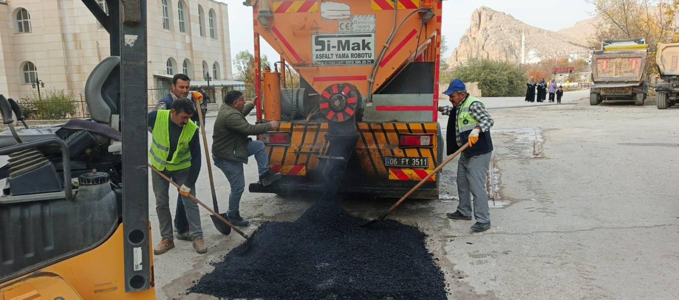 İpekyolu Belediyesi’nden 12 Noktada Yol ve Asfalt Çalışması