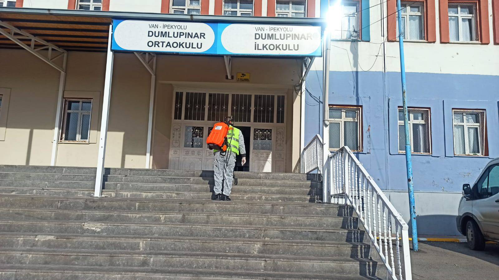 İpekyolu Belediyesi okullarda ilaçlama yaptı