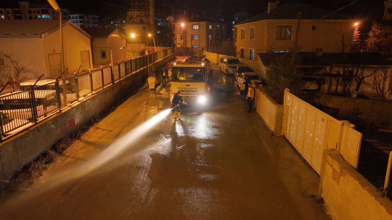 İpekyolu Belediyesi'nde Bayram Öncesi Temizlik Seferberliği Akşam Mesaisinde!