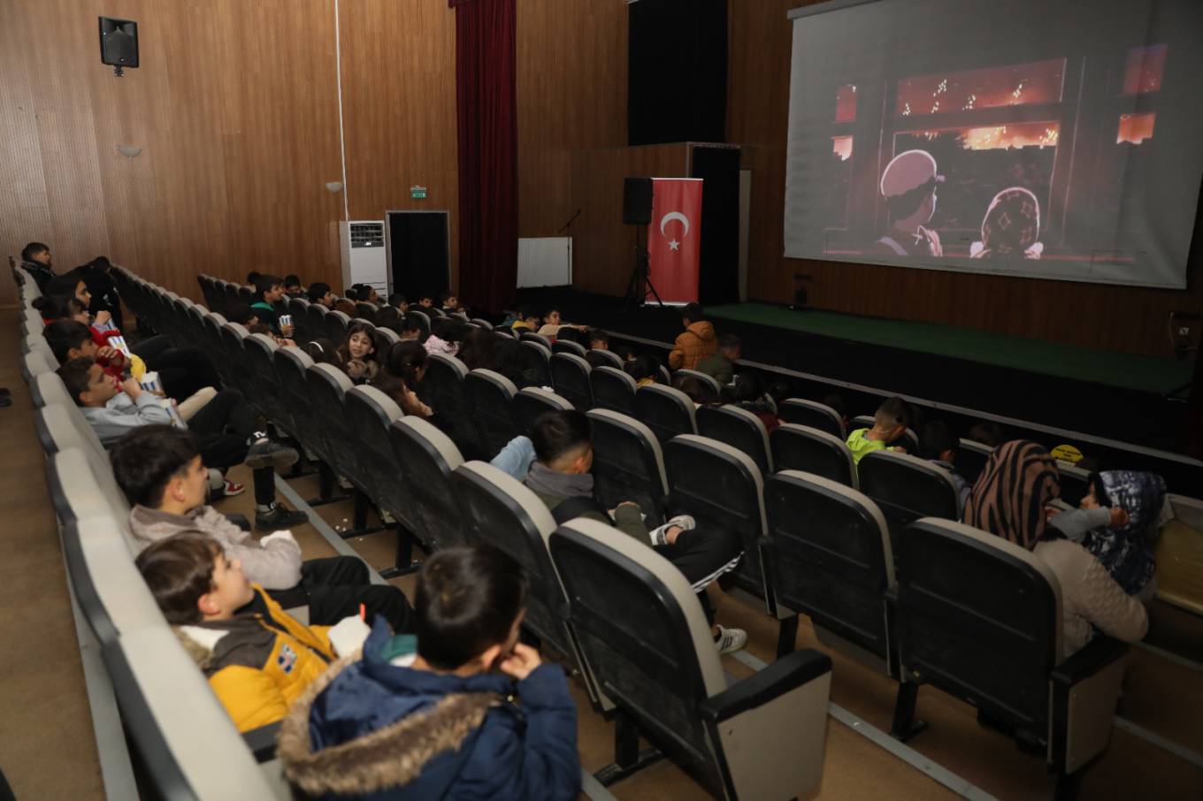 İnsan Hakları Haftasında çocuklara film gösterisi