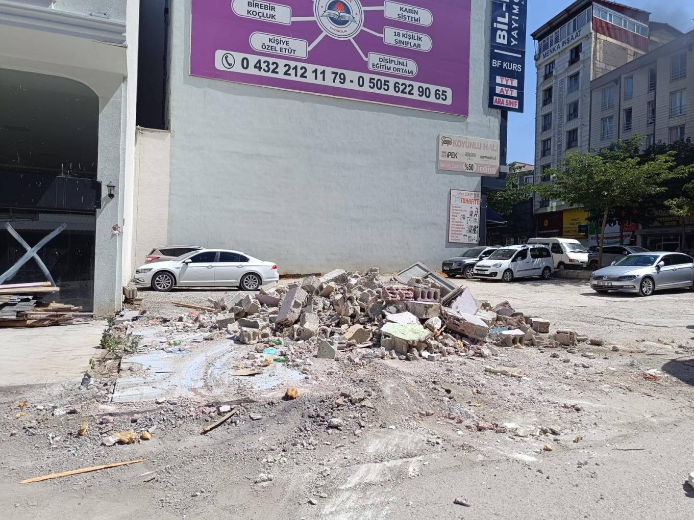 İpekyolu’nda Kaldırım İşgaline Sebep Olan Yapıların Yıkımı sürüyor 