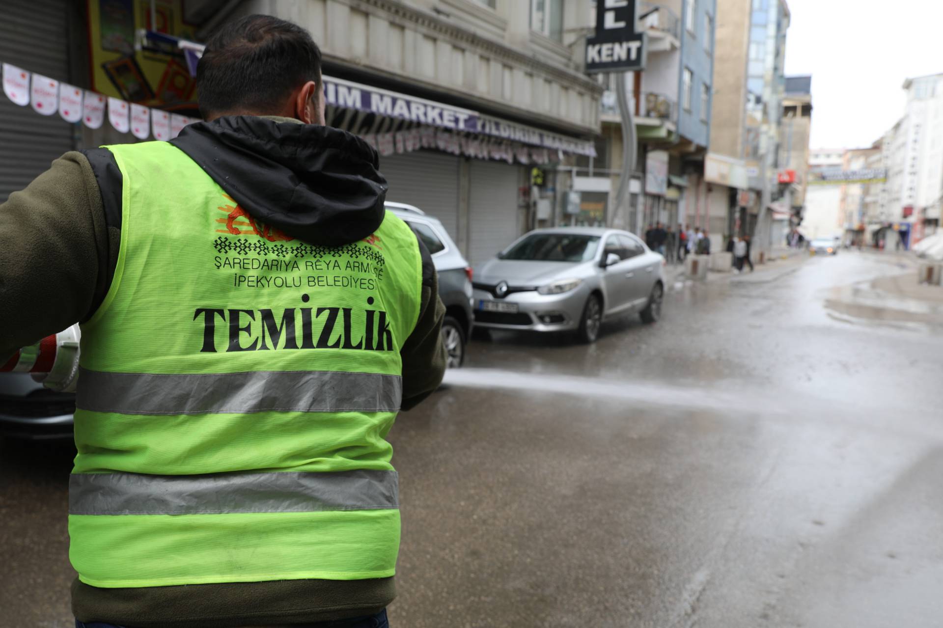 İpekyolu Belediyesi, bayramda temizlik çalışmalarını aralıksız sürdürüyor