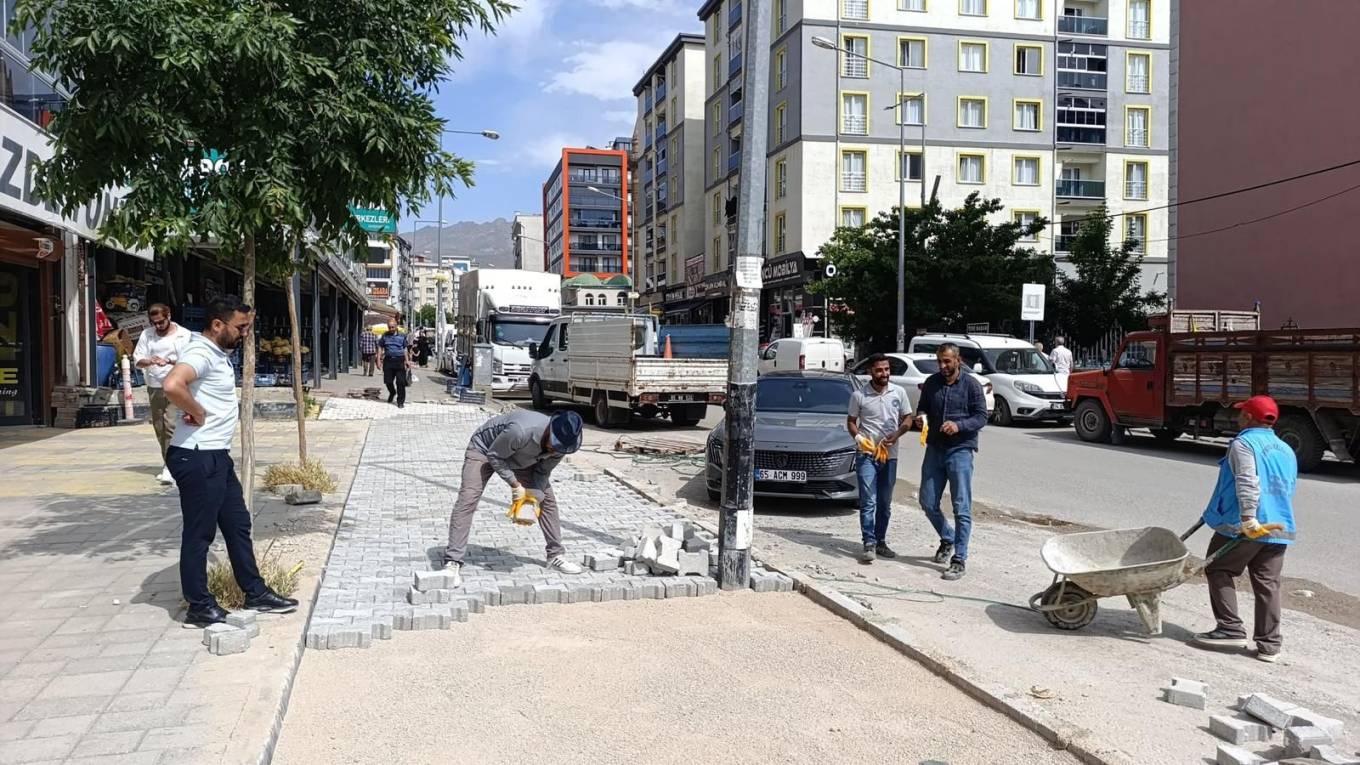 Fen İşleri Ekipleri Yeni Yol ve Kaldırım Çalışmalarını Sürdürüyor