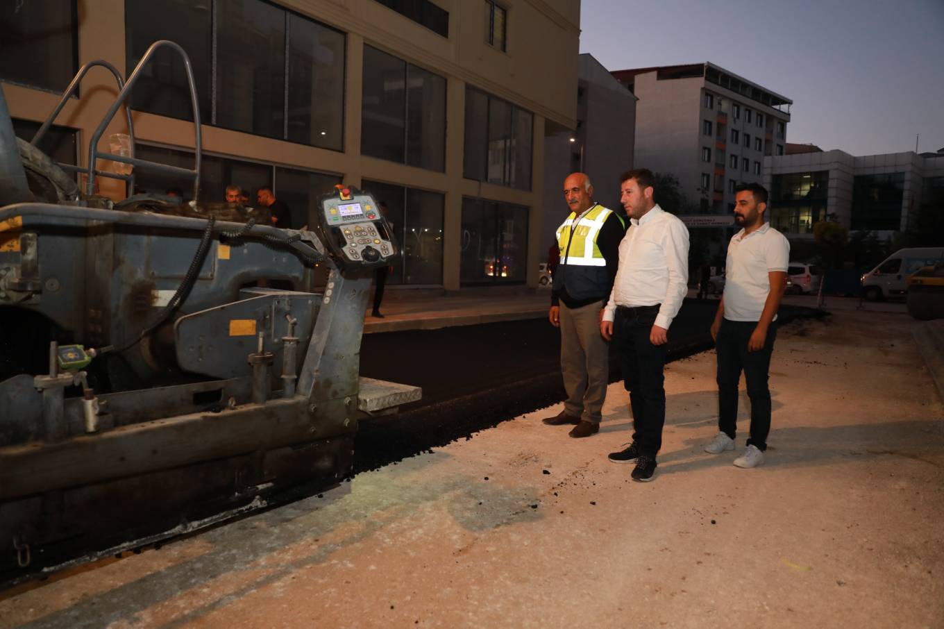 İpekyolu Belediyesi Asfalt ve Kaldırım Çalışmalarını Sürdürüyor