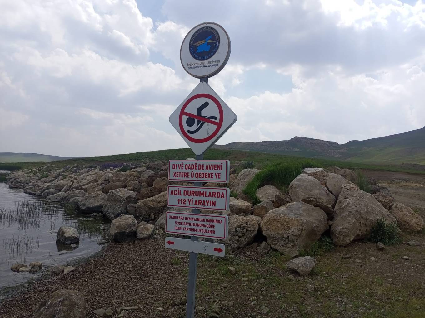 İpekyolu Belediyesi Keşiş Gölü’ne Uyarı Levhaları Astı