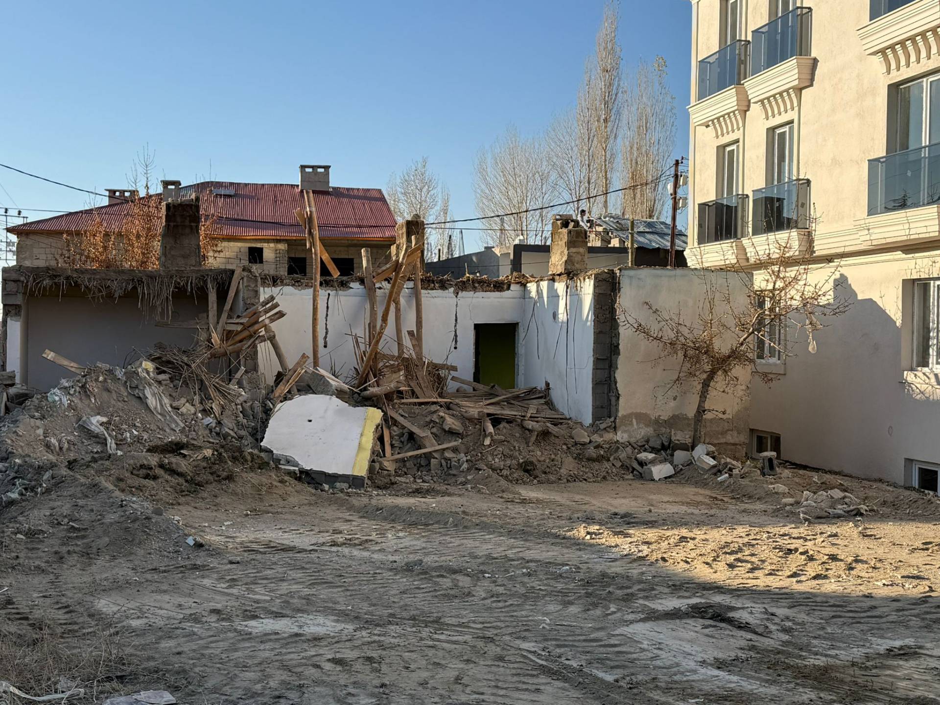 İpekyolu Belediyesi Metruk Yapıların Yıkımını Sürdürüyor