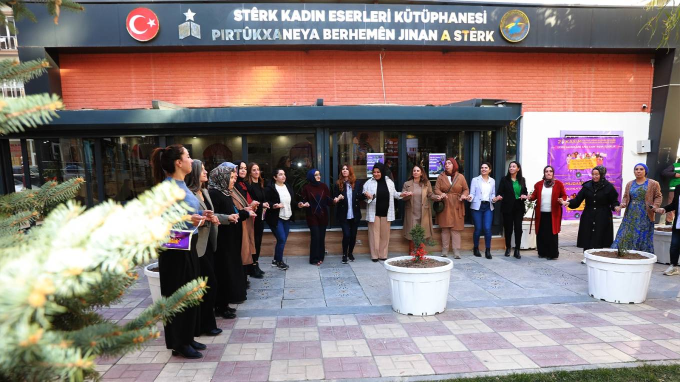 İpekyolu Belediyesi Stêrk Kadın Eserleri Kütüphanesinin Açılışını Yaptı