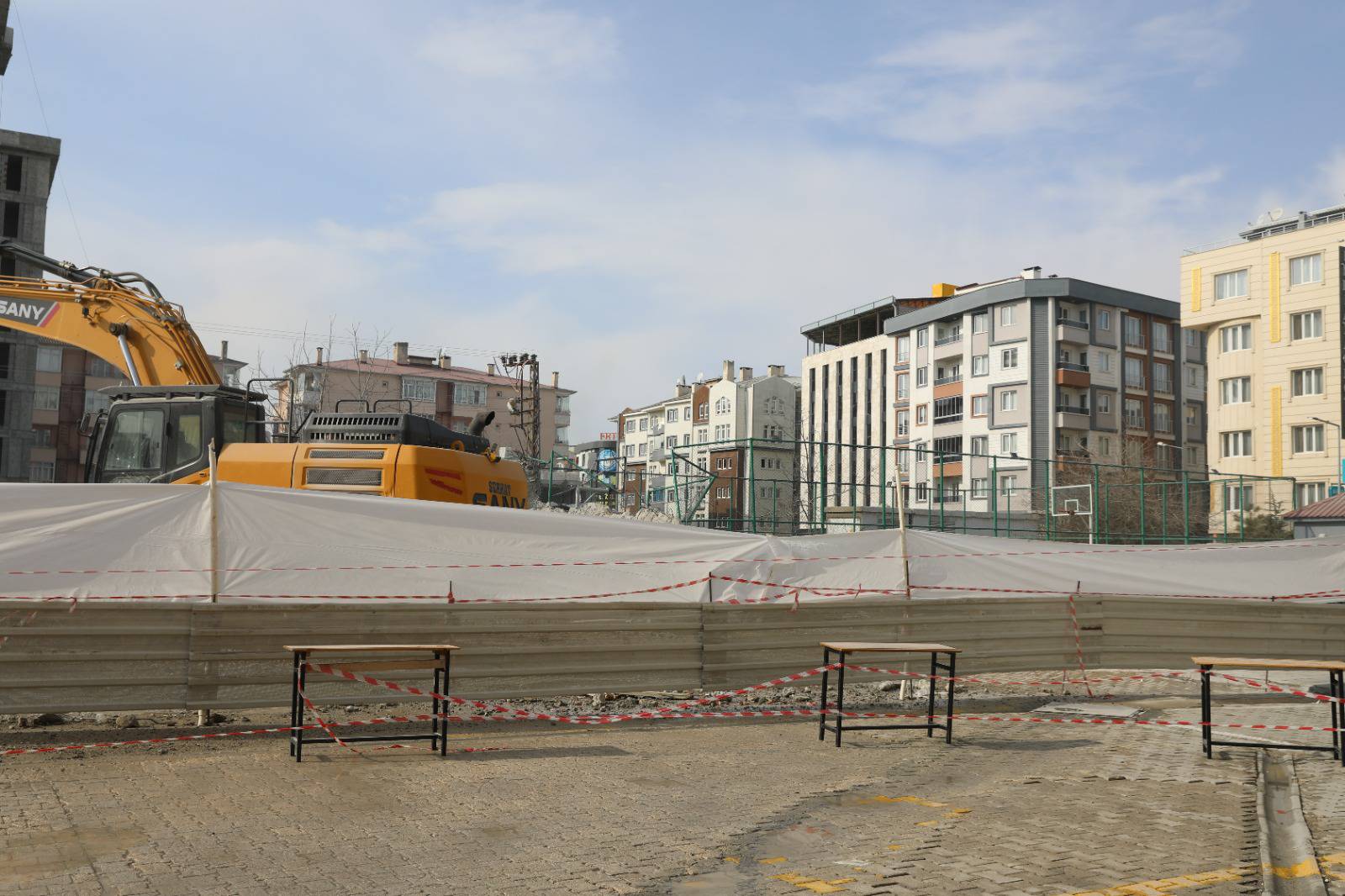 ' İpekyolu Belediyesi Okul Bahçesinde Yapılan İnşaattı Denetledi!