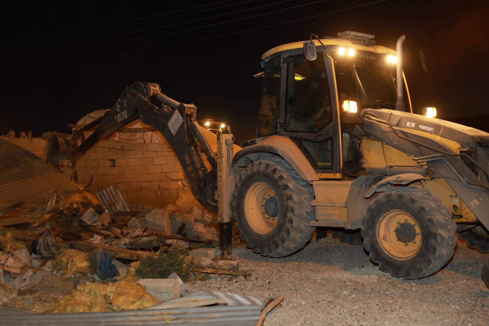 İpekyolu Belediyesi, Kent Merkezindeki Ahırları Yıkıyor