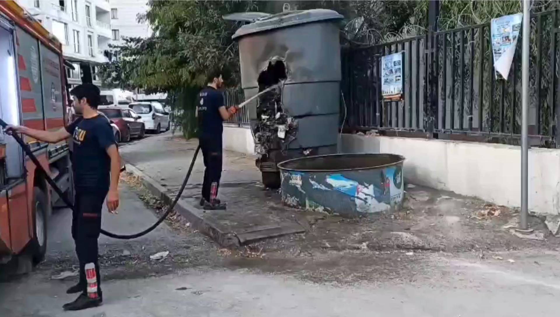 HALİLAĞA MAHALLESİ’NDE GÖMME ÇÖP KONTEYNERİ BİLİNÇLİ OLARAK ATEŞE VERİLDİ