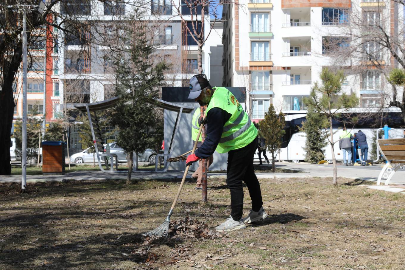 İpekyolu Belediyesi’nden Parklarda Bahar Seferberliği