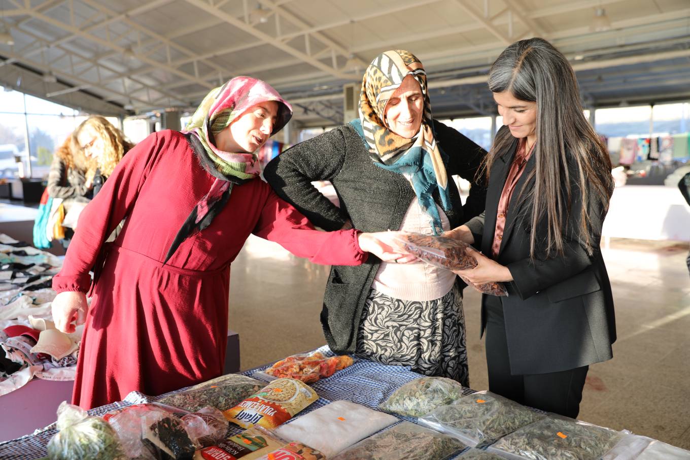 İpekyolu Belediyesi Kadın Emeği Pazarı’nı Dönüştürüyor