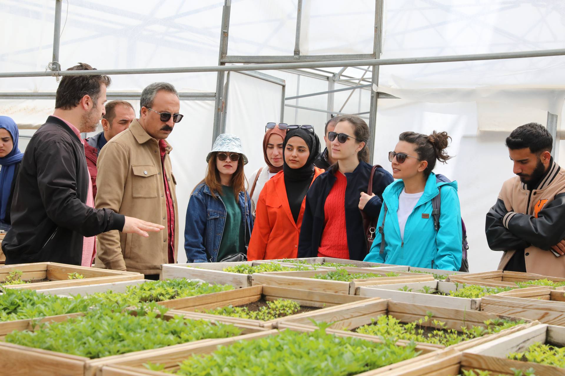 ÜNİVERSİTELİ GENÇLERDEN İPEKYOLU ÇİÇEK SERASINA TEKNİK GEZİ