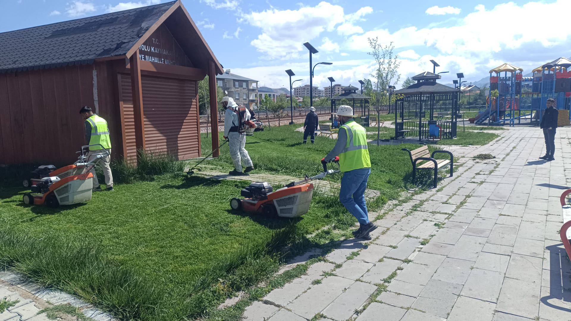İPEKYOLU’NDA PARKLAR YAZA HAZIRLANIYOR