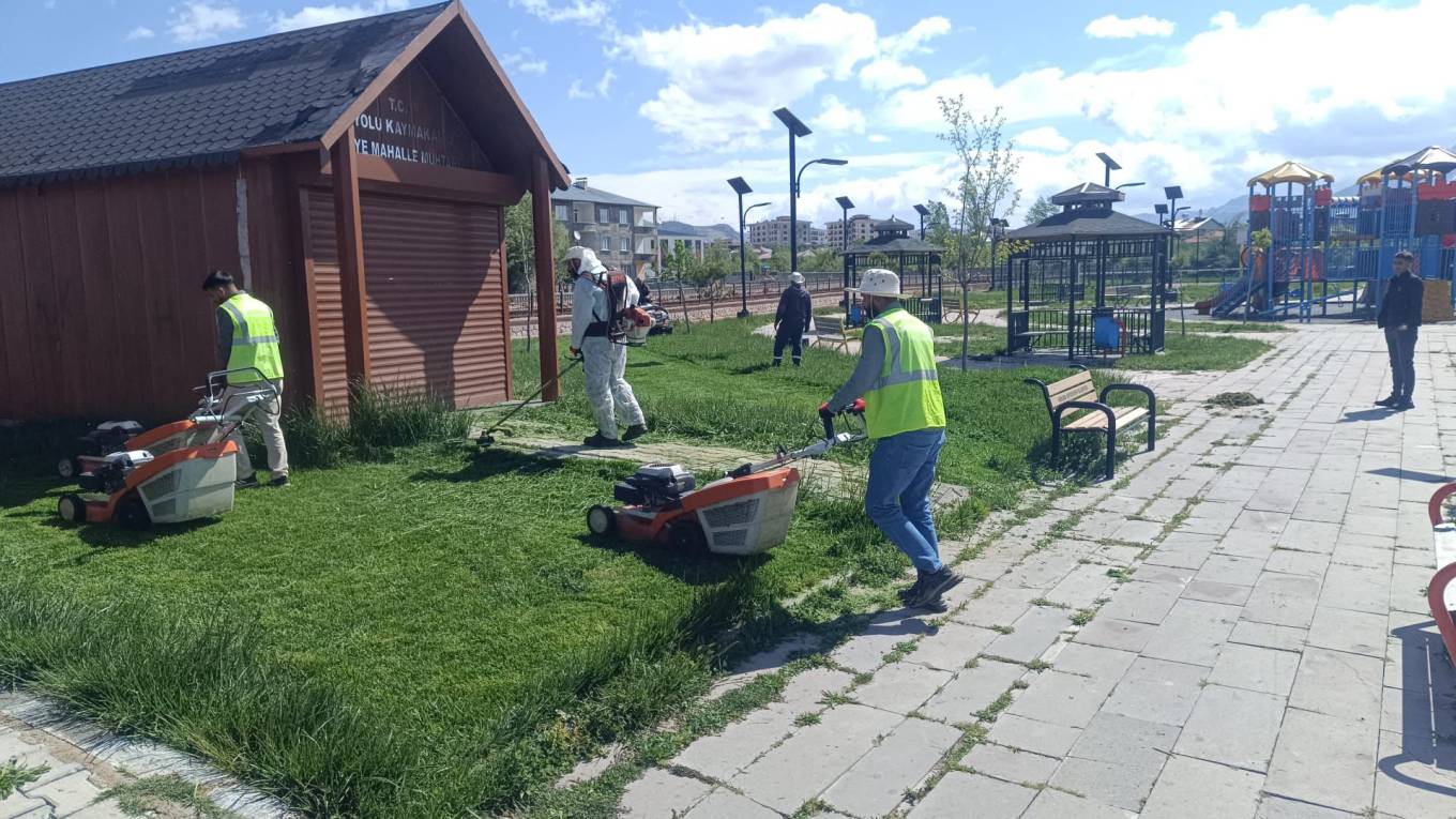 İPEKYOLU’NDA PARKLAR YAZA HAZIRLANIYOR