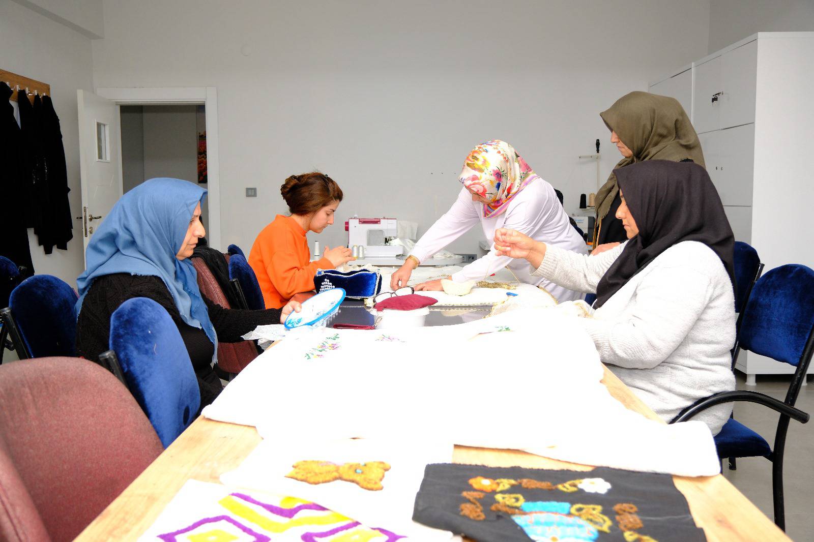 İPEKYOLU'NDA MESLEKİ VE SANATSAL KURSLARA YOĞUN TALEP