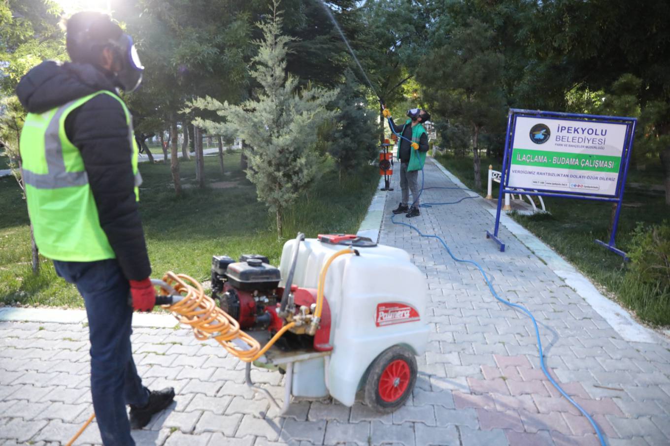 İPEKYOLU’NDA AĞAÇLAR ZARARLI BÖCEKLERE KARŞI İLAÇLANIYOR