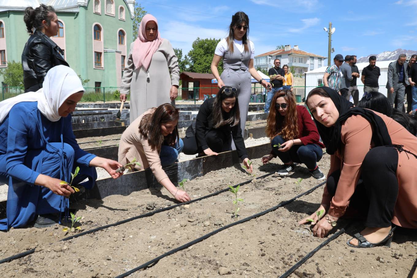 İPEKYOLU'NUN İLK KENT BOSTANI AÇILDI