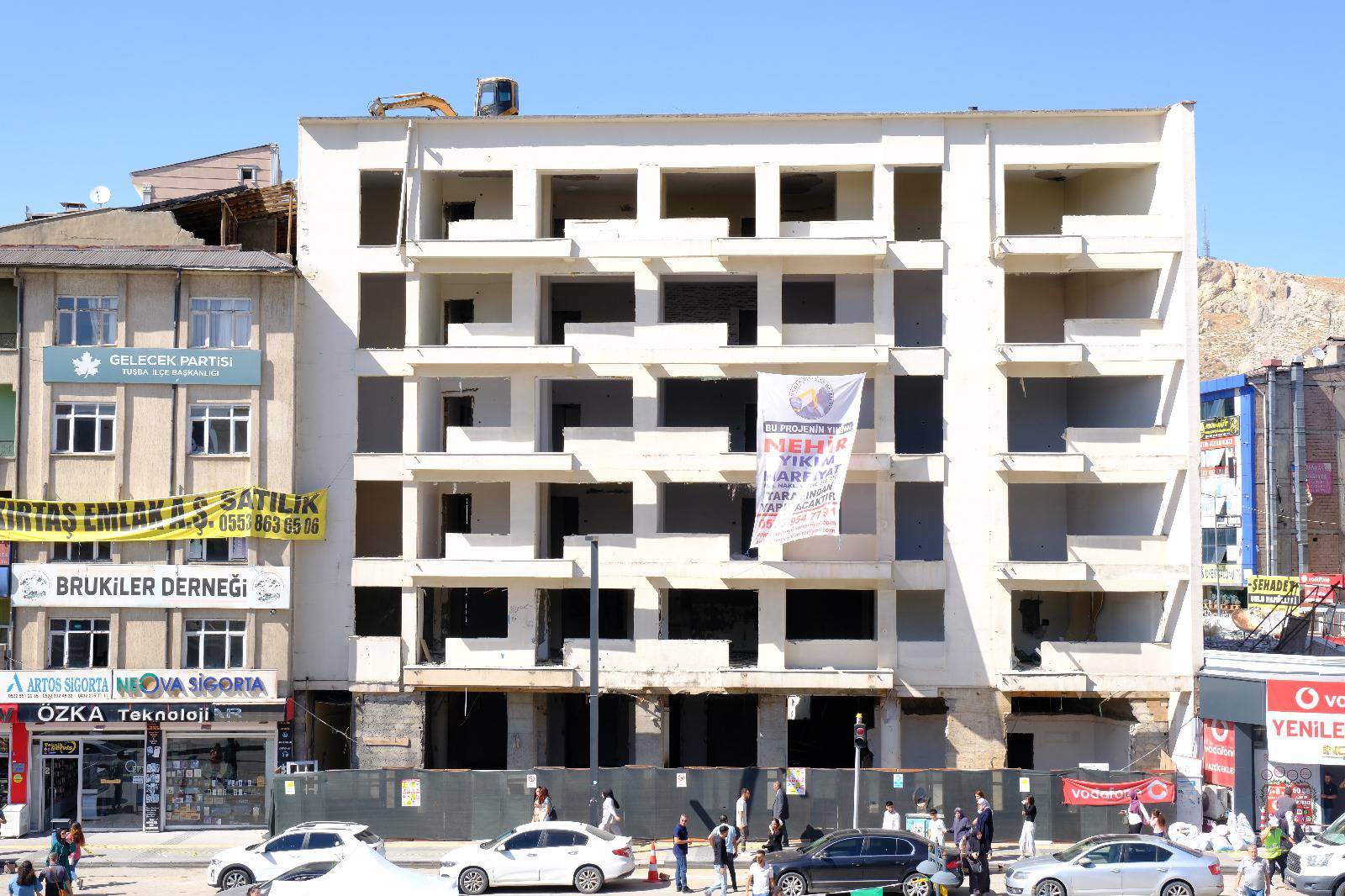 İLÇEMİZDEKİ RİSKLİ YAPILARIN YIKIM İŞLEMLERİ SÜRÜYOR