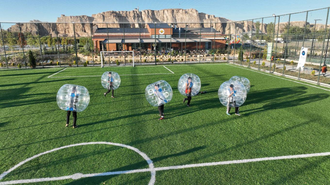 Hüsrev Paşa Parkı’nda düzenlenen Balon Futbolu etkinliği gençler tarafından yoğun ilgi gördü. 