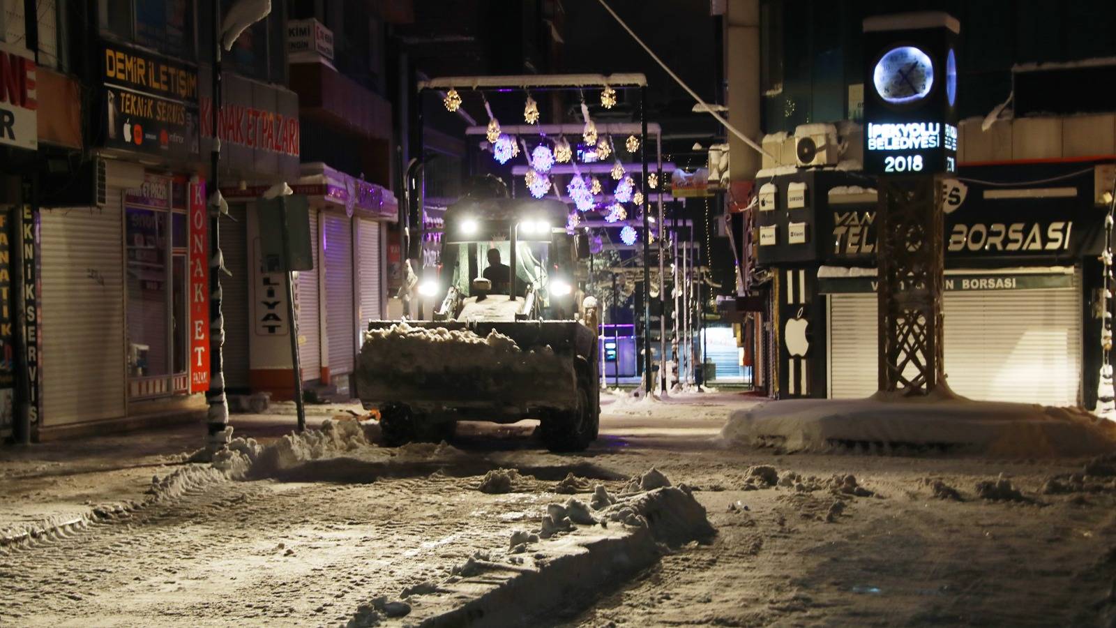 İpekyolu’nda Kar Mesaisi Devam Ediyor