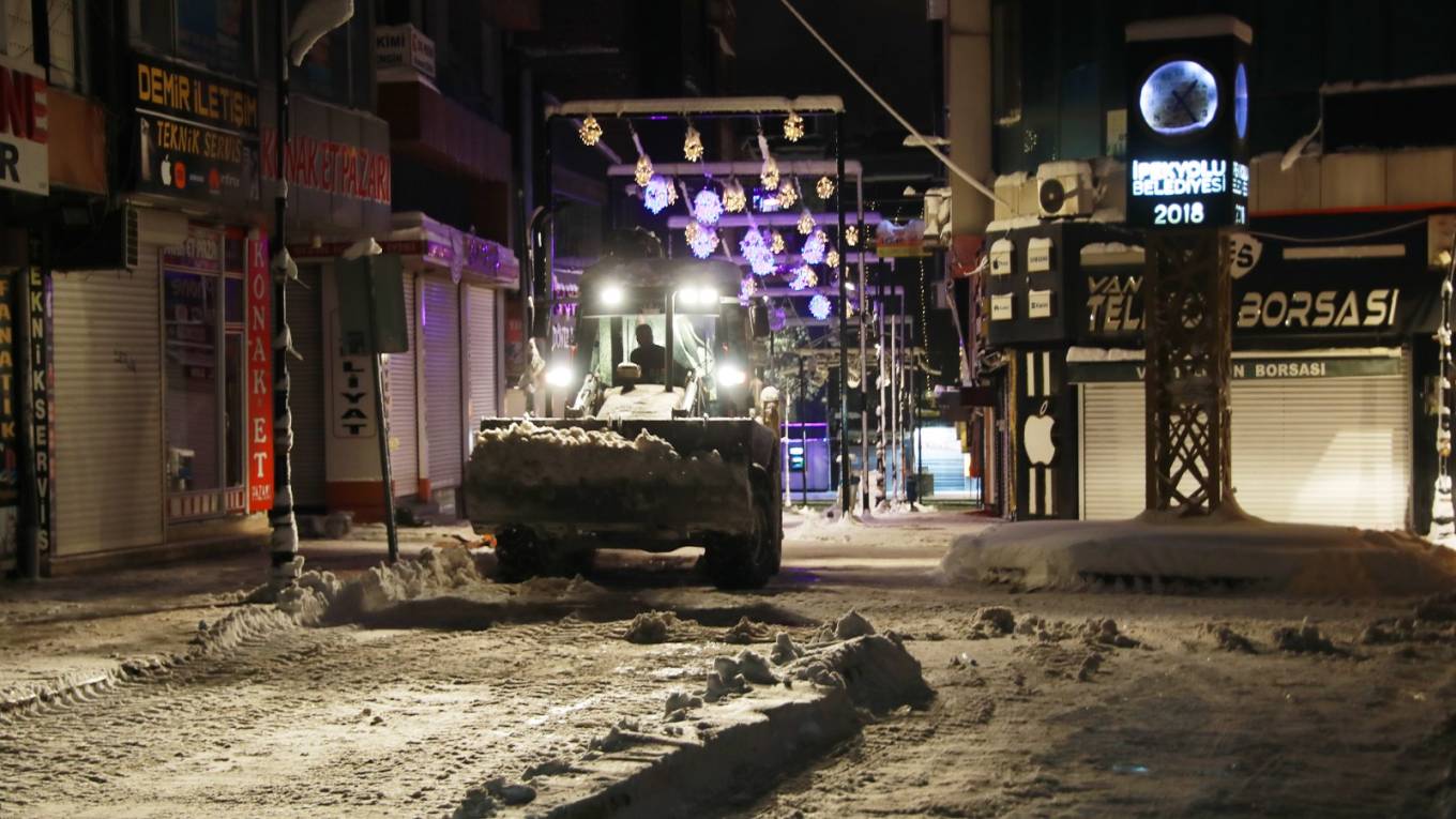 İpekyolu’nda Kar Mesaisi Devam Ediyor