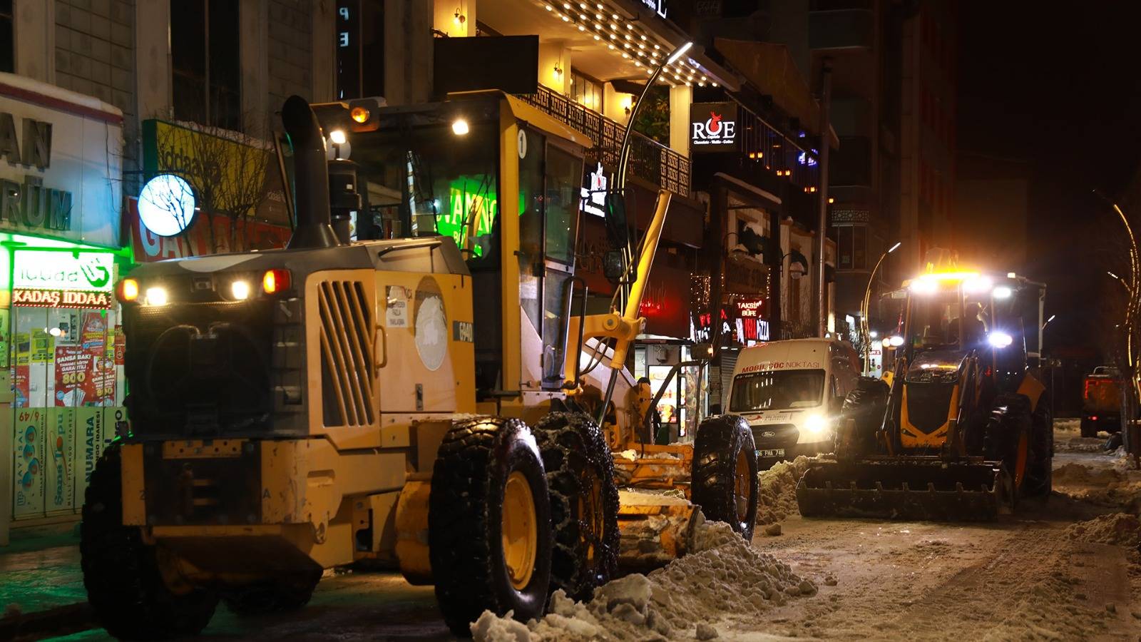 İpekyolu’nda Yoğun Kar Mesaisi Aralıksız Sürüyor