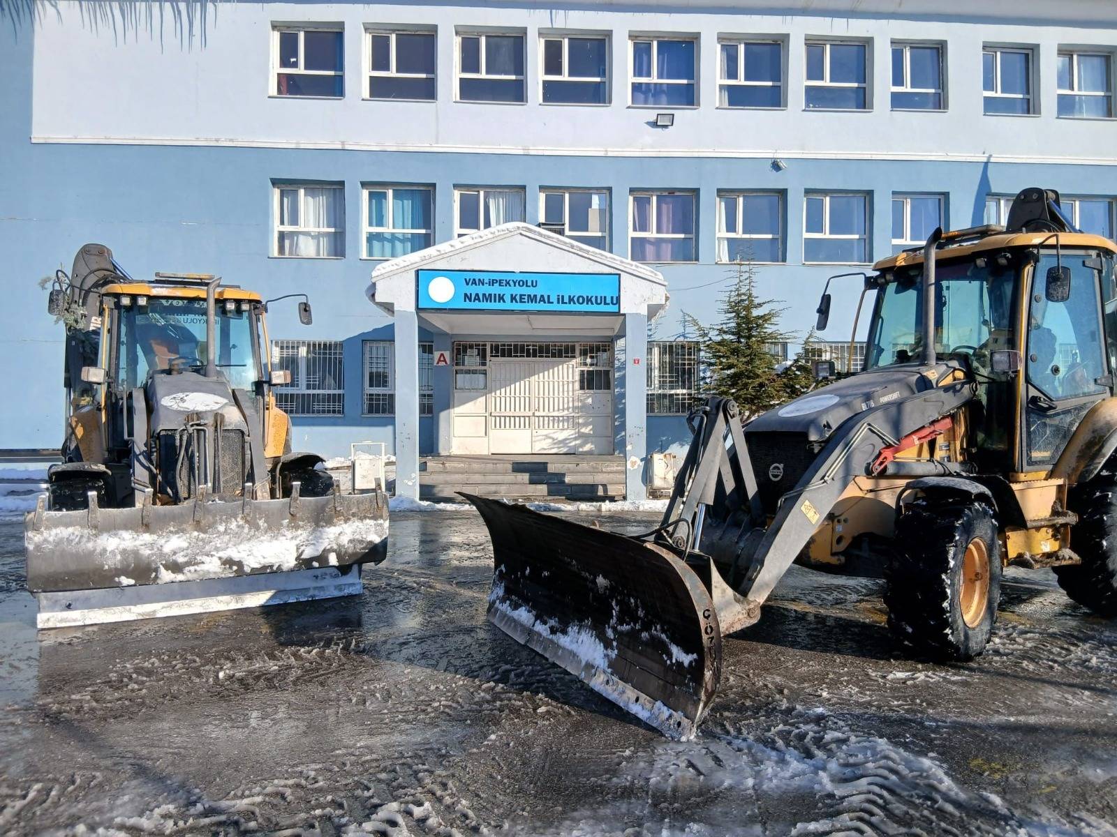 İpekyolu Belediyesi Karla Mücadele Çalışmalarını Aralıksız Sürdürüyor