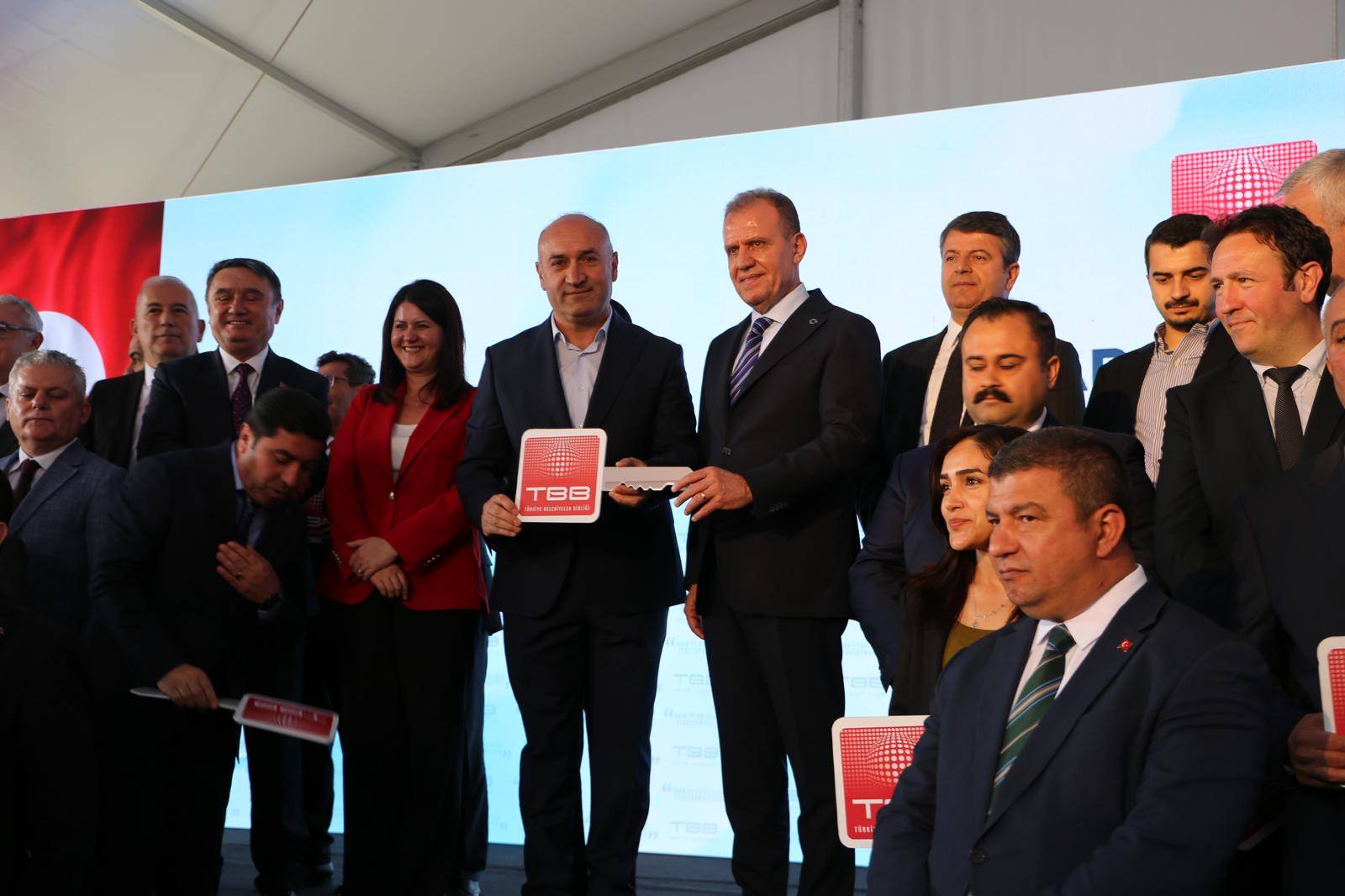 TBB Tarafından Belediyemize Hibe Edilen Ekskavatör Aracını Eşbaşkanımız Tahir Şapkacı Teslim Aldı