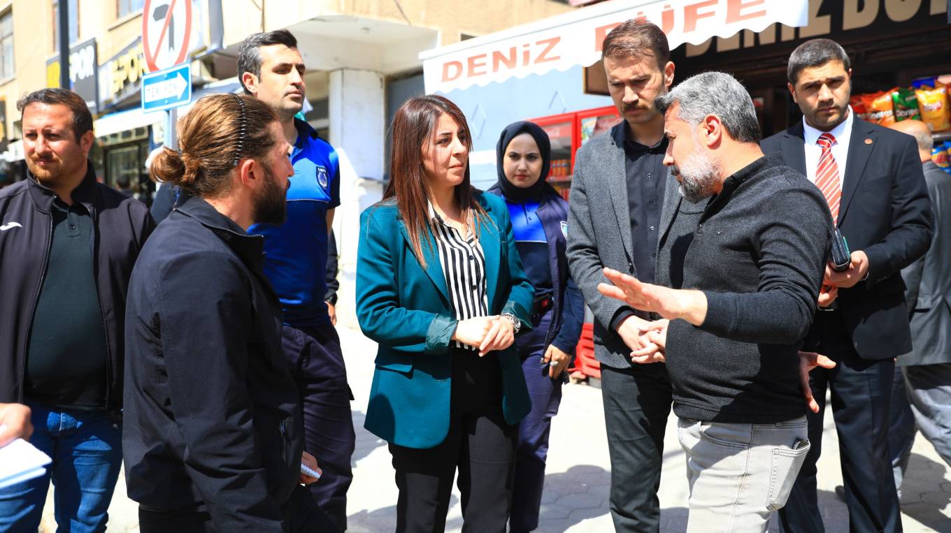 İpekyolu Belediye Eşbaşkanları Kaldırım İşgallerine Karşı Esnafı Ziyaret Etti