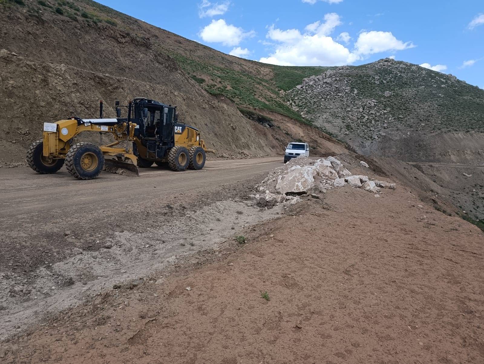 Kırsal Mahallelerde Mera ve Yayla Yollarında İyileştirme Çalışmaları Sürüyor