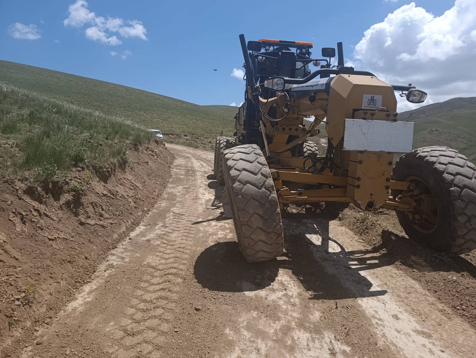 Kırsal Mahallelerde Yol İyileştirme Çalışmaları Devam Ediyor