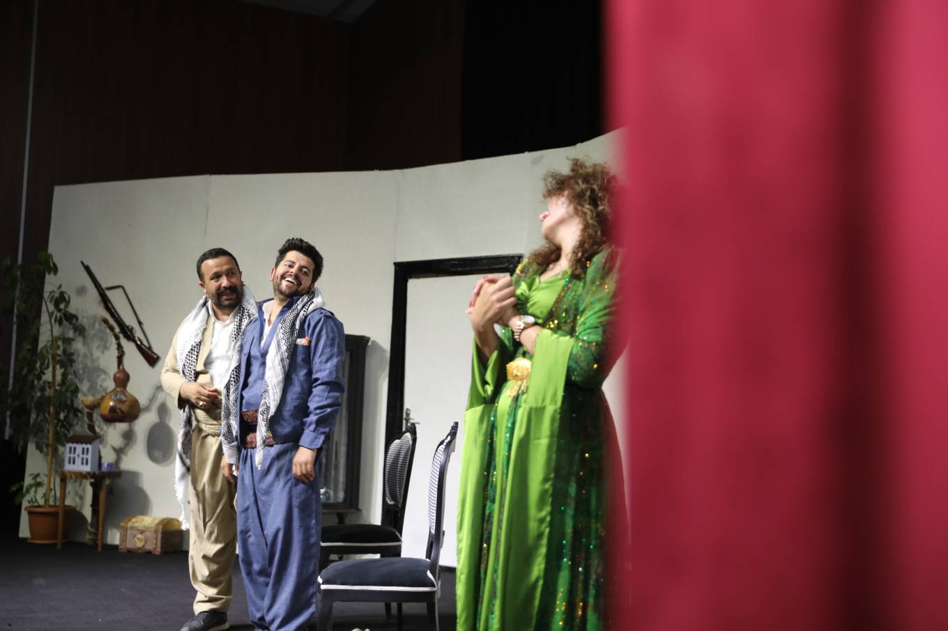 İpekyolu Belediyesi Tiyatro Ekibi İlk Kürtçe Oyunuyla Sahne Aldı