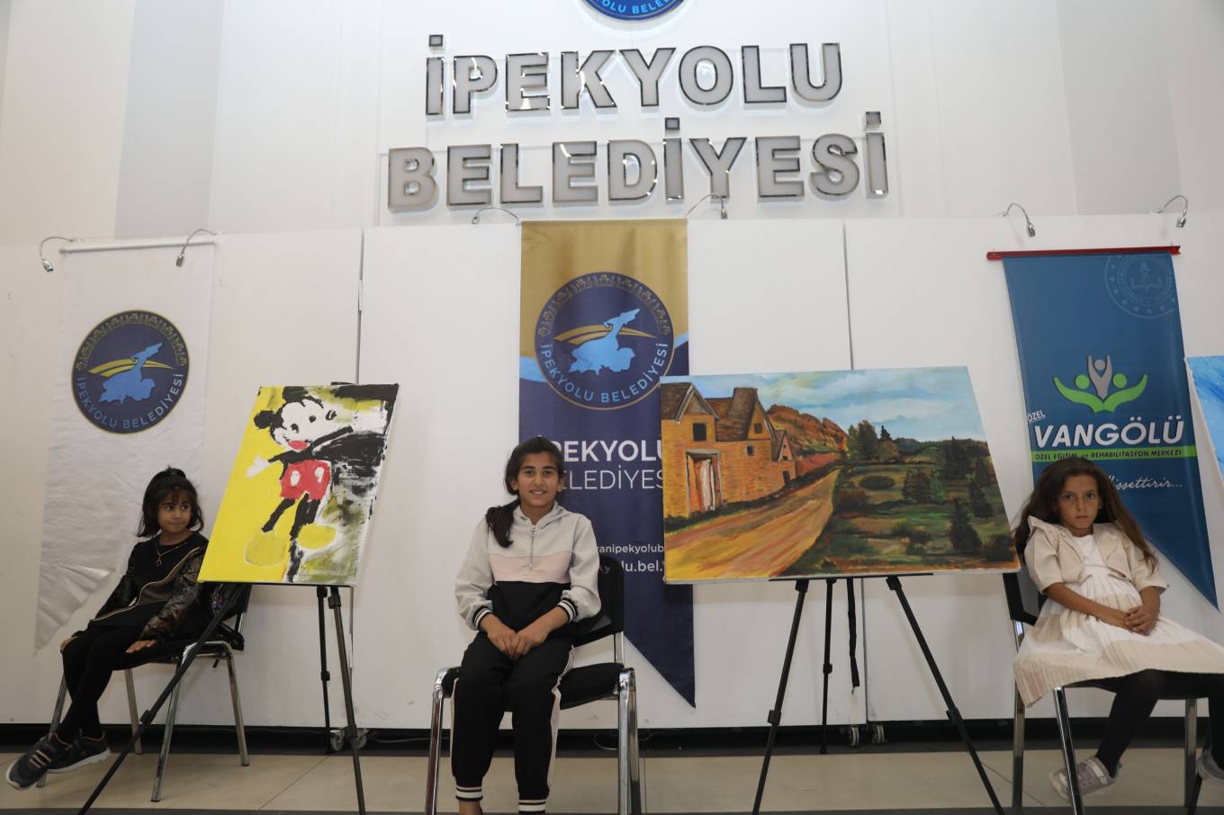 İpekyolu'nda Engelli Bireylerin Resimleri Sergilendi: “Sanat Herkes İçindir”