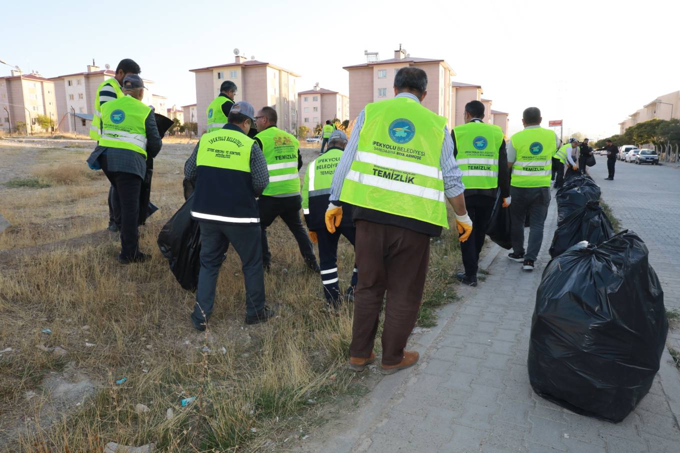 İpekyolu’nda Temizlik ve Dayanışma Seferberliği Sürüyor