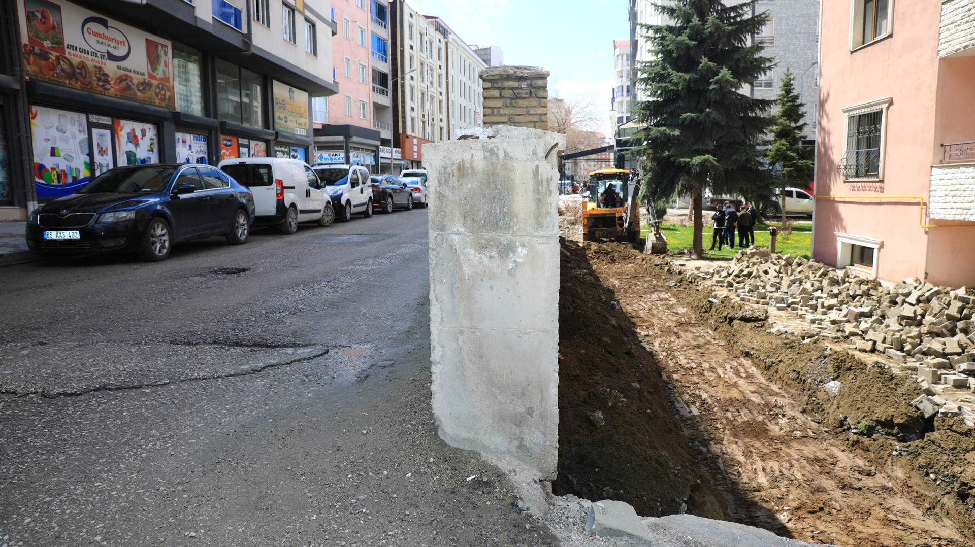 İpekyolu’nda Yol Açma ve Genişletme Çalışmaları Sürüyor