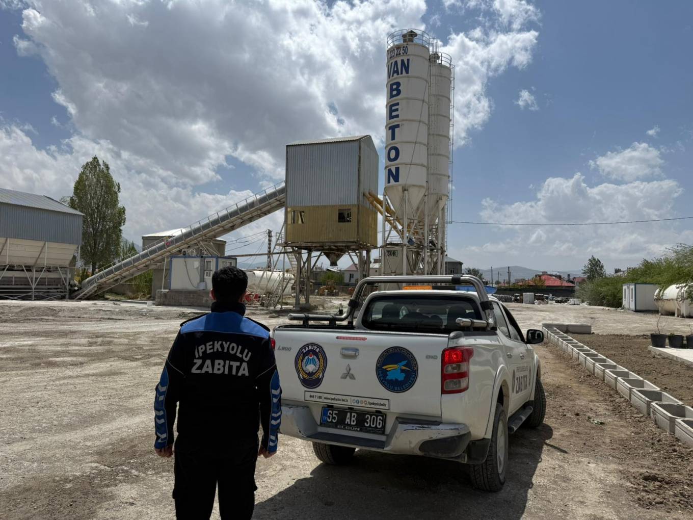 İpekyolu Belediyesi Zabıta Müdürlüğü ekipleri, Organize Sanayi Bölgesi’nde faaliyet gösteren beton firmalarına yönelik bilgilendirme çalışmalarını sürdürüyor.
