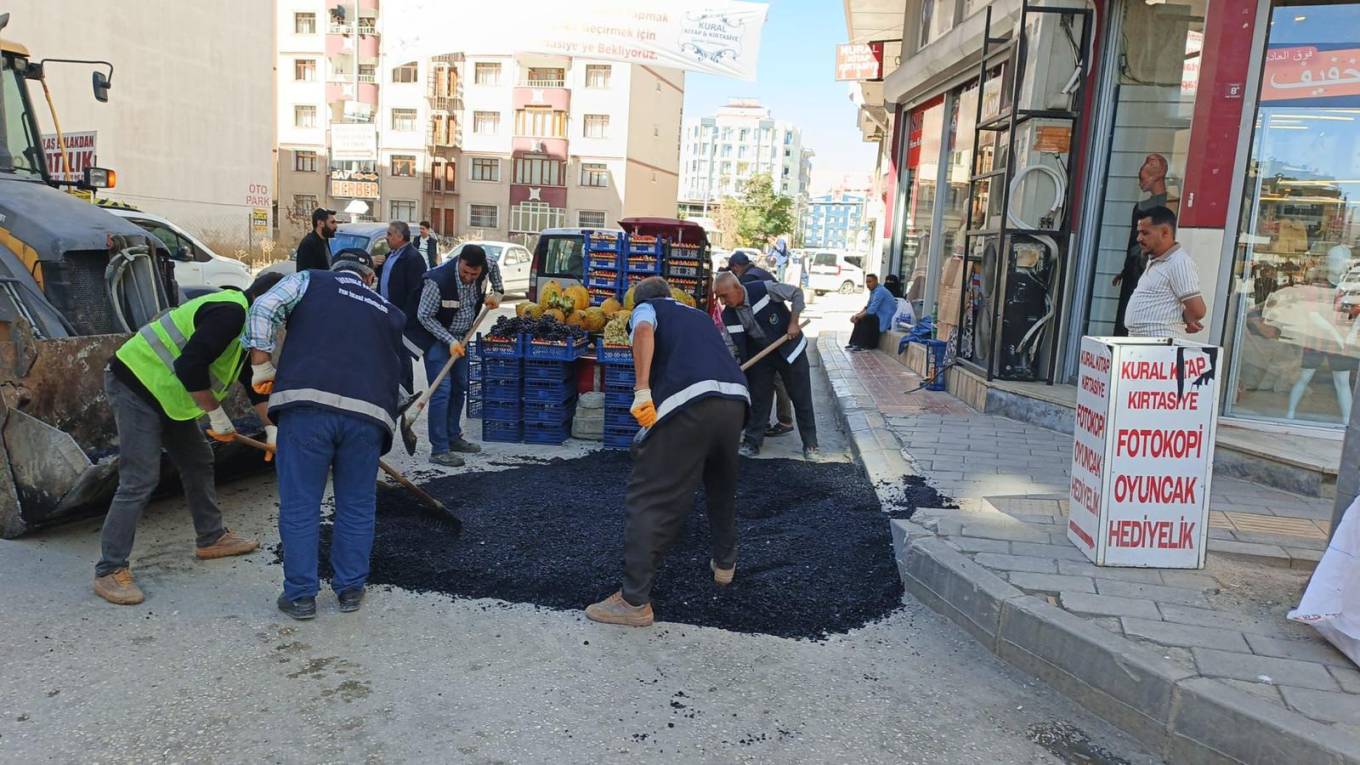 İpekyolu Belediyesi,  6 Ayrı Noktada Asfalt ve Yol Çalışmalarını Sürdürüyor